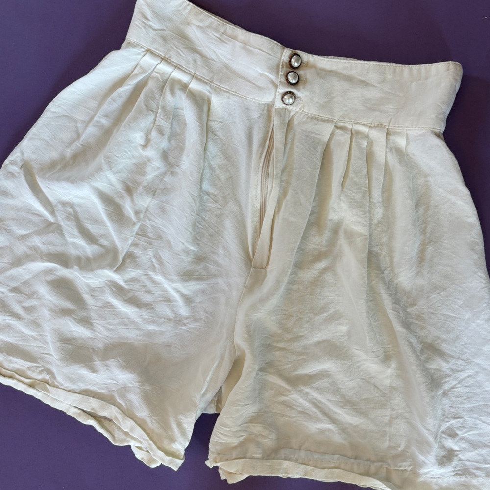 Vintage 80’s White High Waist Preppy Flowy Pearl Button Shorts